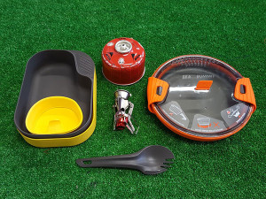 Tutto il necessario per mangiare in viaggio pronto per essere riposto.